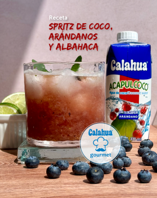 Spritz de coco, arándanos y albahaca